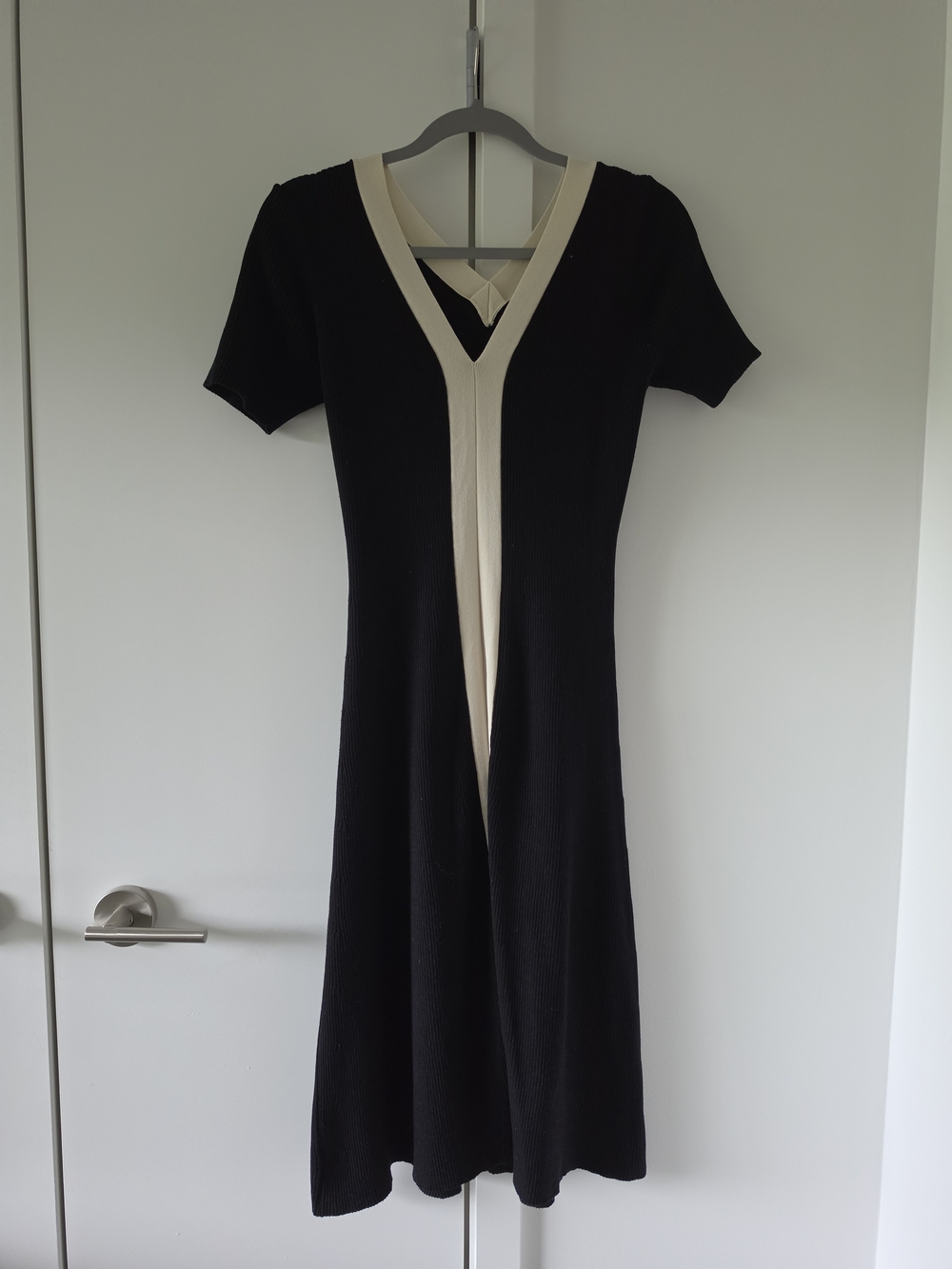Black and Cream V-Neck Knit Dress